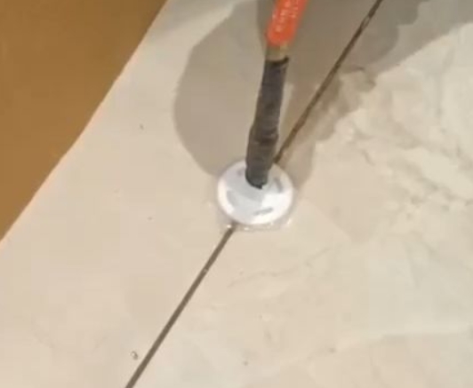 旌阳瓷砖空鼓维修公司专业解答瓷砖在铺贴过程中，如果没有涂抹均匀到位的粘结材料（如水泥砂浆或瓷砖胶），可能会导致以下问题