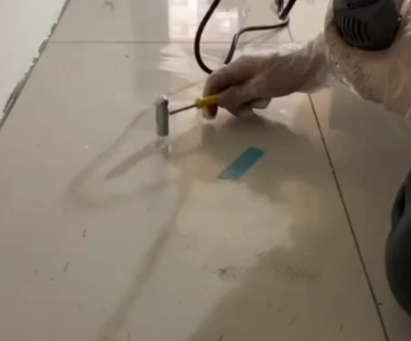 旌阳瓷砖开裂维修公司专业分享瓷砖在铺贴前如果没有沥干水分，将会导致以下问题